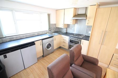 Kingsbridge Crescent, Southall - Photo 4