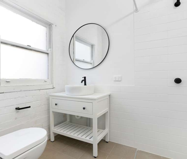 COSY, INVITING MODERN STUDIO + FREE WIFI, ELECTRICITY & GAS - Photo 3