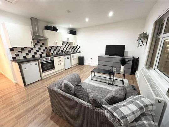 Newbury, Berkshire, RG14 - Photo 1