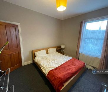 1 bedroom in a house share to rent - Photo 2