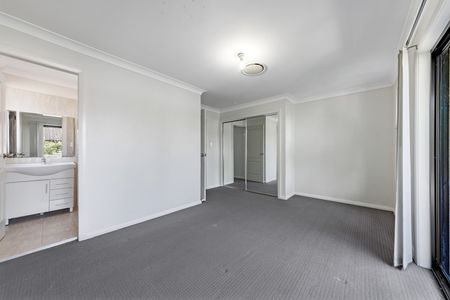 Beautiful Townhouse with Ducted Air Conditioning! - Photo 3