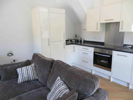 1 bedroom in a flat share to rent - Photo 2
