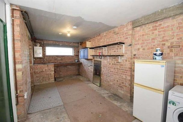 Cranbourne Close, Horley, RH6 - Photo 1