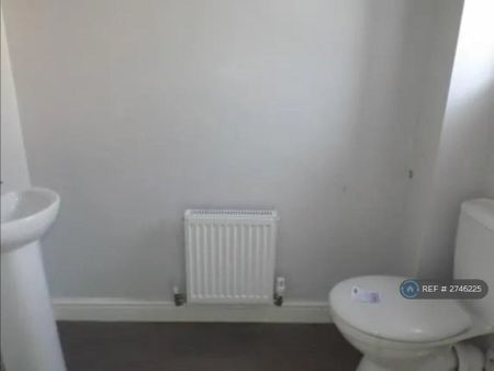 3 bedroom semi-detached house to rent - Photo 3