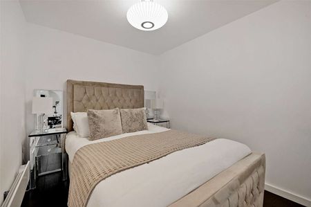 A beautifully presented and fully-furnished super studio apartment with private patio in a prime central Windsor setting. - Photo 4