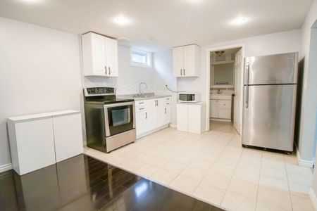 **ALL UTILITIES INCLUDED** 2 Bedroom Unit in the North End!! - Photo 4