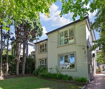 Upstairs Character Apartment on St Kilda Hill - Photo 3