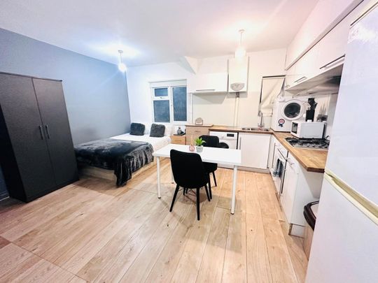 Room in a Shared House, Kilburn High Road, NW6 - Photo 1