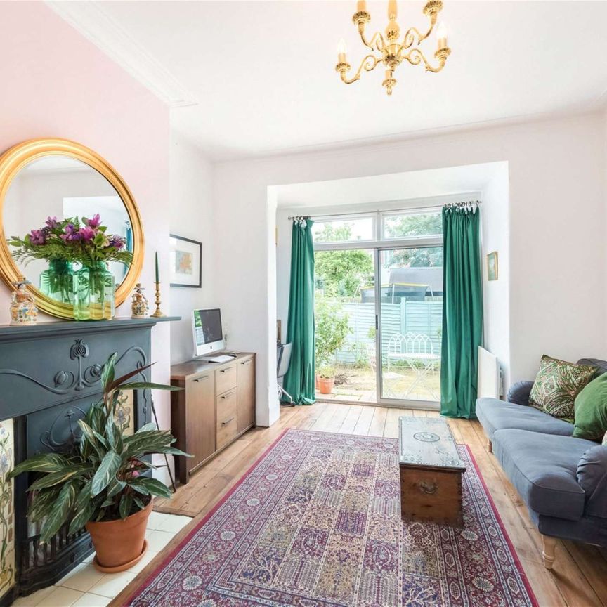 This charming garden flat is finished to a high standard with modern fittings and tasteful neutral decoration throughout. - Photo 1