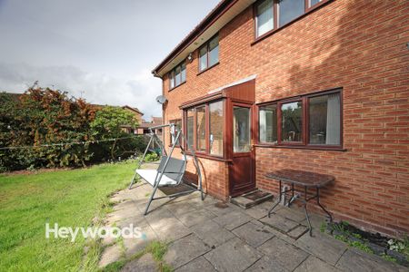 4 bed detached house to rent in The Saplings, Newcastle-under-Lyme, Staffordshire - Photo 4