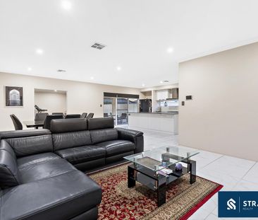 Spacious Family Living with Theatre, Games Room & Solar - Photo 1