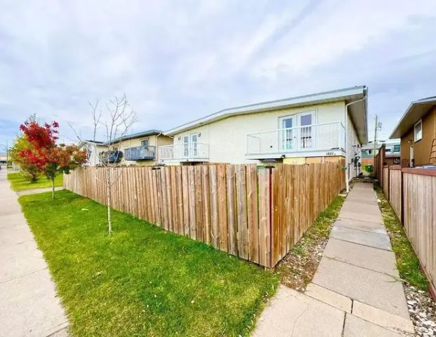 3-BEDROOMS bi-level home-AVAILABLE for OCCUPANCY ANYTIME | 1822A - 1820 34 Street Southeast, Calgary - Photo 1