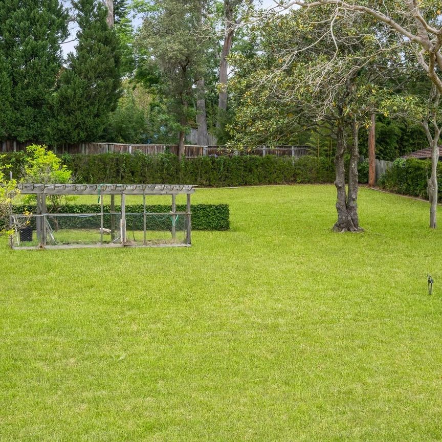 Family Home in a Great Location - Walk to Gordon Station & Shops - GARDENING INCLUDED - Photo 1