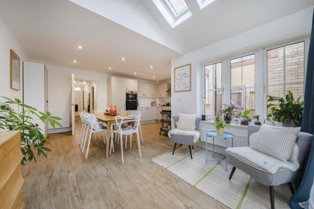 4 bedroom semi-detached house to rent - Photo 2