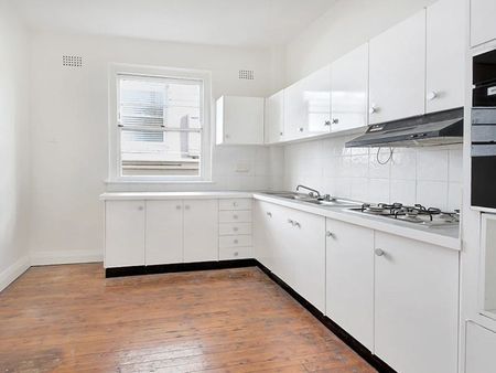 Light & Sunny, Art Deco 2 Bedroom Security Apartment - Photo 3