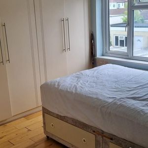 1 bedroom in a flat share to rent - Photo 2