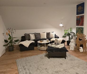 Schöne und vollständig renovierte 3-Zimmer-Dachgeschosswohnung in - Photo 1