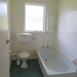 Sunny.Central and Tidy bedsit! - Photo 3