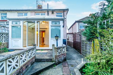 2 bedroom house to rent Mill Lane, Chatham, ME5 - Photo 4