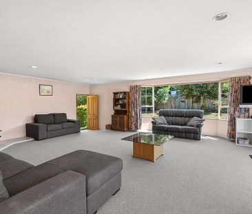 Spacious 4 Bedroom Home - Photo 4