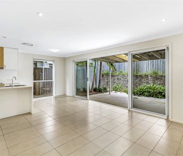 Well designed 3 bedroom townhouse close to Major bus station - Photo 1
