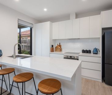 Stylish 3-Bedroom Townhouse in Prime Herne Hill Location - Photo 6