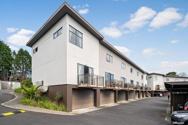 Charming 3BR Townhouse in Avondale! - Photo 1