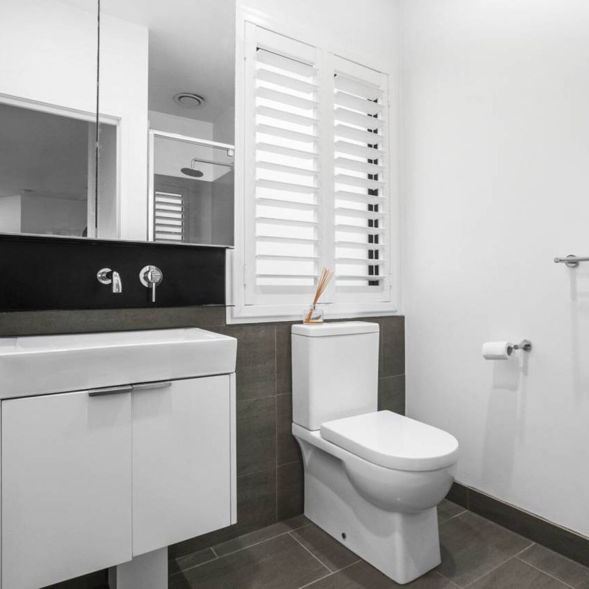 MODERN TOWNHOUSE l BOUTIQUE BLOCK l PERFECT LOCATION - Photo 1