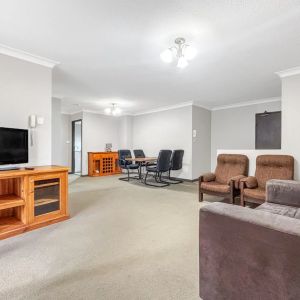 Furnished 2 Bedroom Apartment with Private Courtyard – Heart of Parramatta - Photo 3