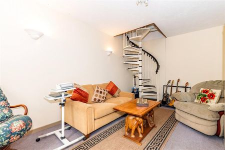 6 bedroom detached house to rent - Photo 3