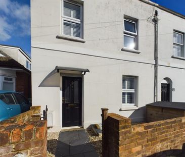 4 bedroom end of terrace house to rent - Photo 1