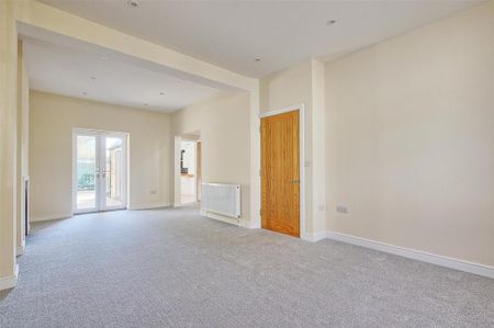 4 bedroom end of terrace house to rent - Photo 4