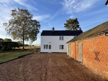 3 bedroom detached house to rent - Photo 2