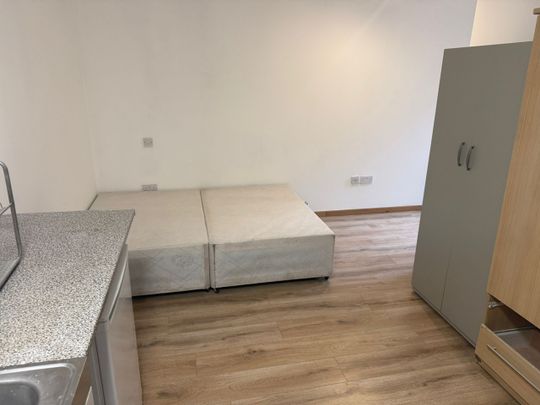 Studio Flat, Hendon Way, NW2 - Photo 1