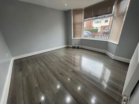 5 bedroom detached house to rent - Photo 2