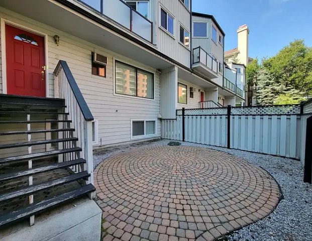 Downtown Condo Unit - With FREE parking and a yard! | 711 3 Ave SW, Calgary - Photo 1