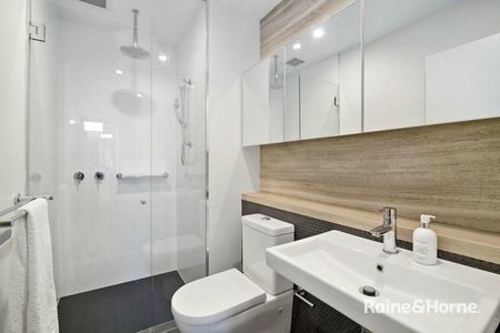 Class, Space & Style - Immaculate Apartment - Photo 5