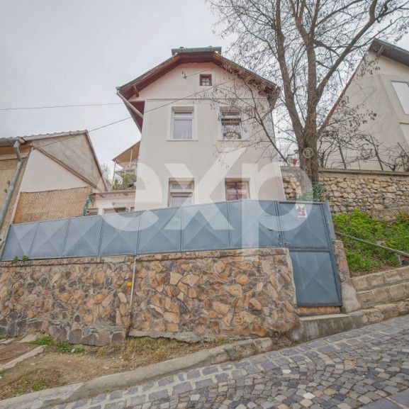 Casă individuală de închiriat | Șchei, Str. Măcin nr. 7 - Photo 1