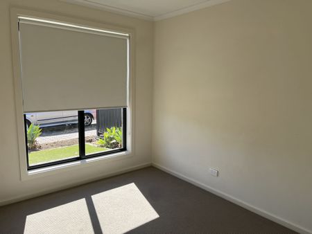 Modern 3 Bedroom Home - Photo 2