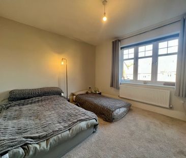 The Hedgerows, Crookham Village, Fleet, Hampshire, GU51 - Photo 3