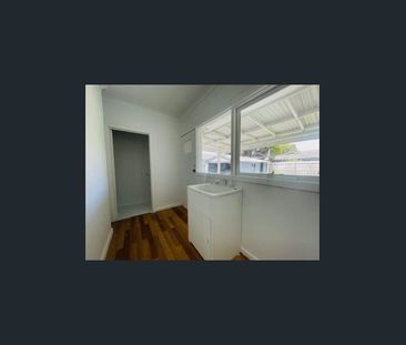 Spacious Three Bedroom House - Photo 6