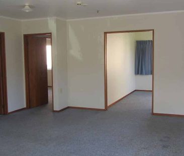 Spacious 2 bdrm house with a single secure garage - Photo 2