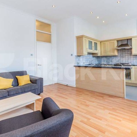 Recently refurbished one bedroom flat set with a period house near tube & shops - Photo 1