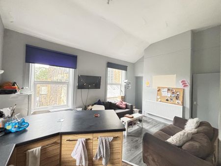 4 bedroom flat to rent - Photo 2