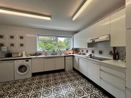 4 bedroom flat to rent - Photo 2