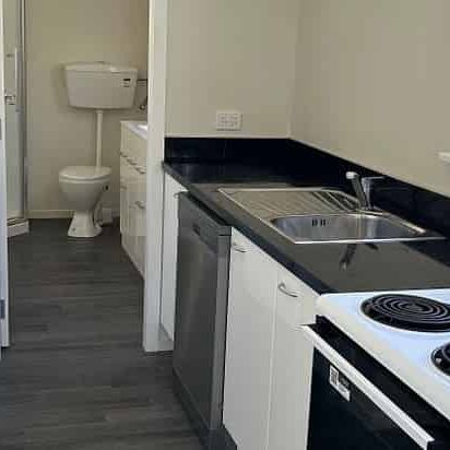 Walk to work, supermarket, station, park, cafes et - Photo 1