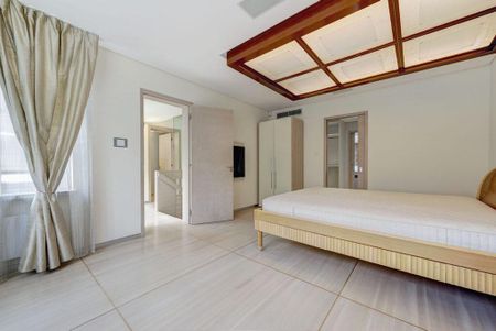 6 bedroom detached house to rent - Photo 2