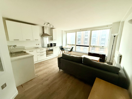 Beautifully furnished one bedroom apartment with views over Nottingham City - Photo 2