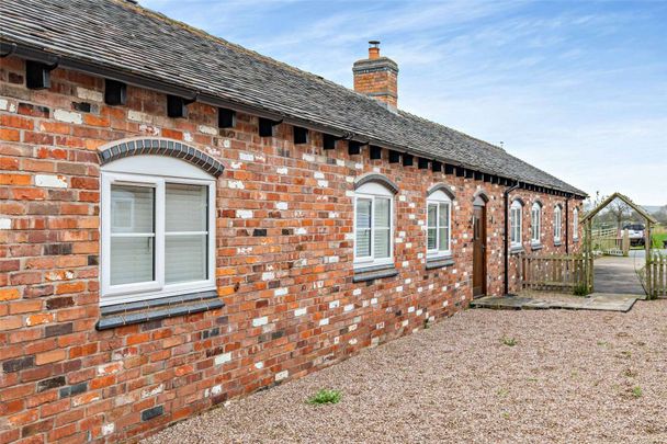 High specification single-level barn conversion with large garden and fabulous views - Photo 1