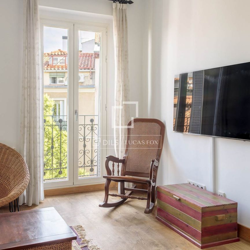 Exclusive furnished apartment in the heart of the Literary Quarter / Cortes - Photo 1